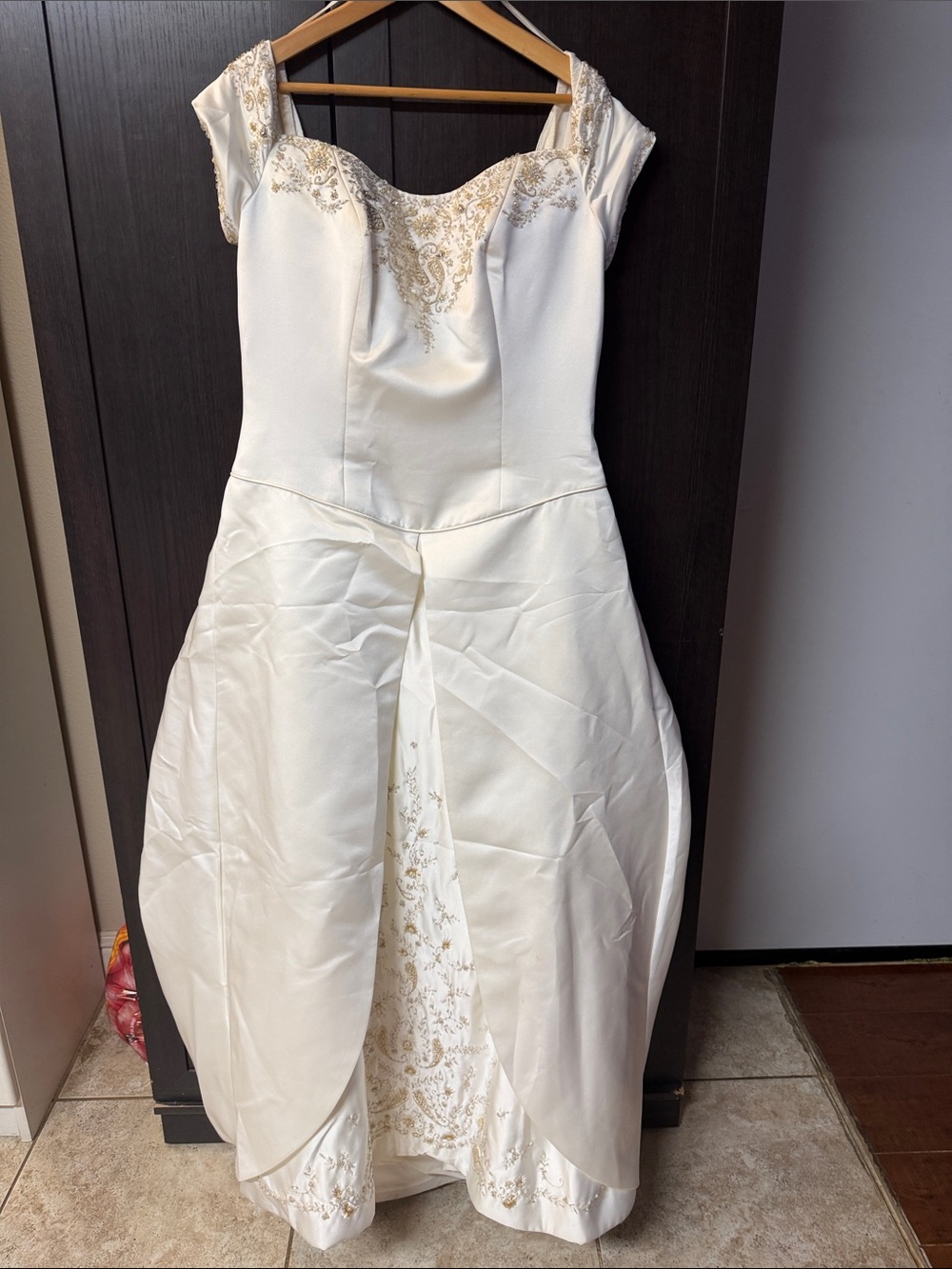 Elegant Ivory Embellished Women’s Wedding Dress